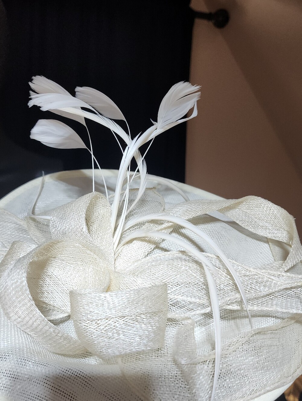 Vintage 80s Ivory Sinamay Fascinator Hat Feather Kentucky Derby Wedding - Picture 4 of 10